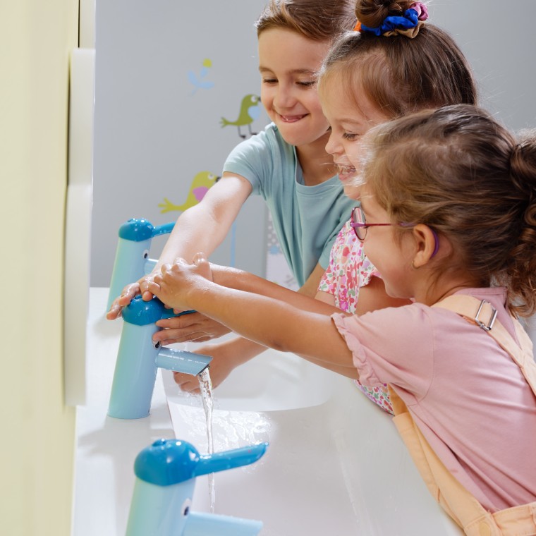 Geberit Bambini mängu- ja pesualal mängivad lapsed Geberit Bambini mängu- ja pesualal mängivad lapsed