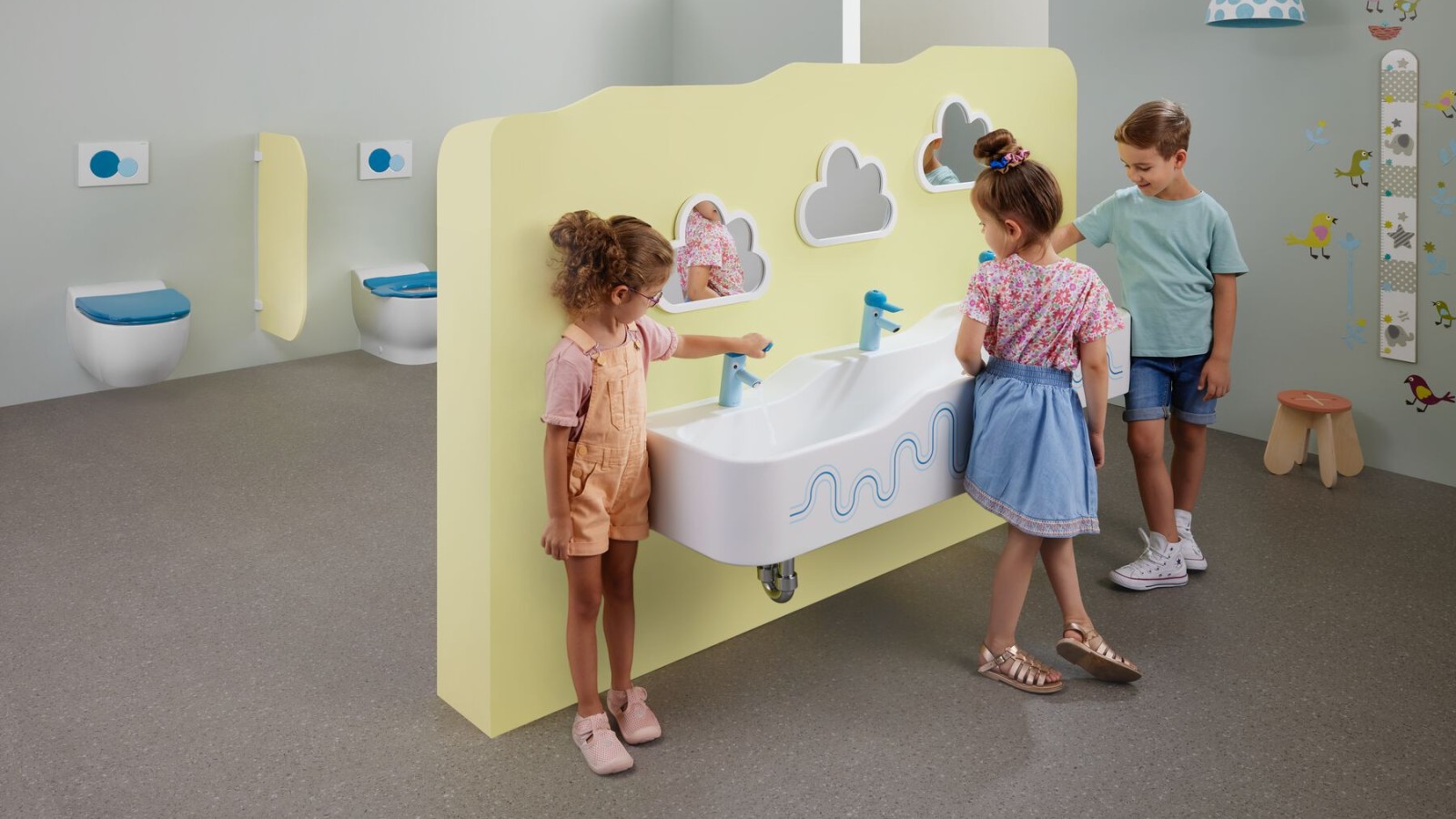 Lapsed mängivad sanitaarruumis tootega Geberit Bambini Lapsed mängivad sanitaarruumis tootega Geberit Bambini