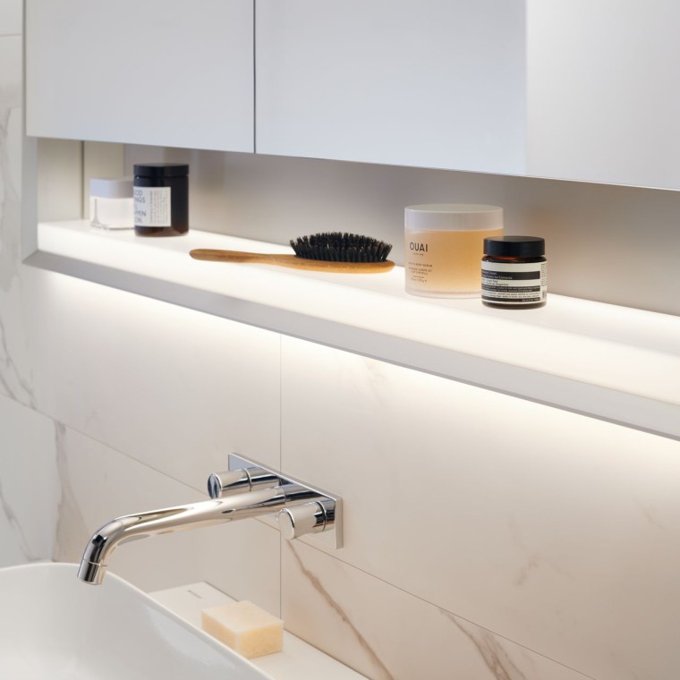 Geberit ONE peegelkapp funktsiooniga ComfortLight ja peegli all oleva riiulipinnaga Geberit ONE peegelkapp funktsiooniga ComfortLight ja peegli all oleva riiulipinnaga