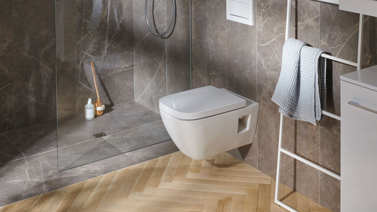Geberit Selnova Square kandiline WC-pott ja Geberit'i duši põrandaäravool Geberit Selnova Square kandiline WC-pott ja Geberit'i duši põrandaäravool