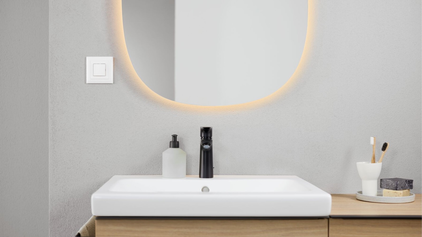 Geberit iCon vannituba valamu ja Geberit Option ovaalse peegliga Geberit iCon vannituba valamu ja Geberit Option ovaalse peegliga