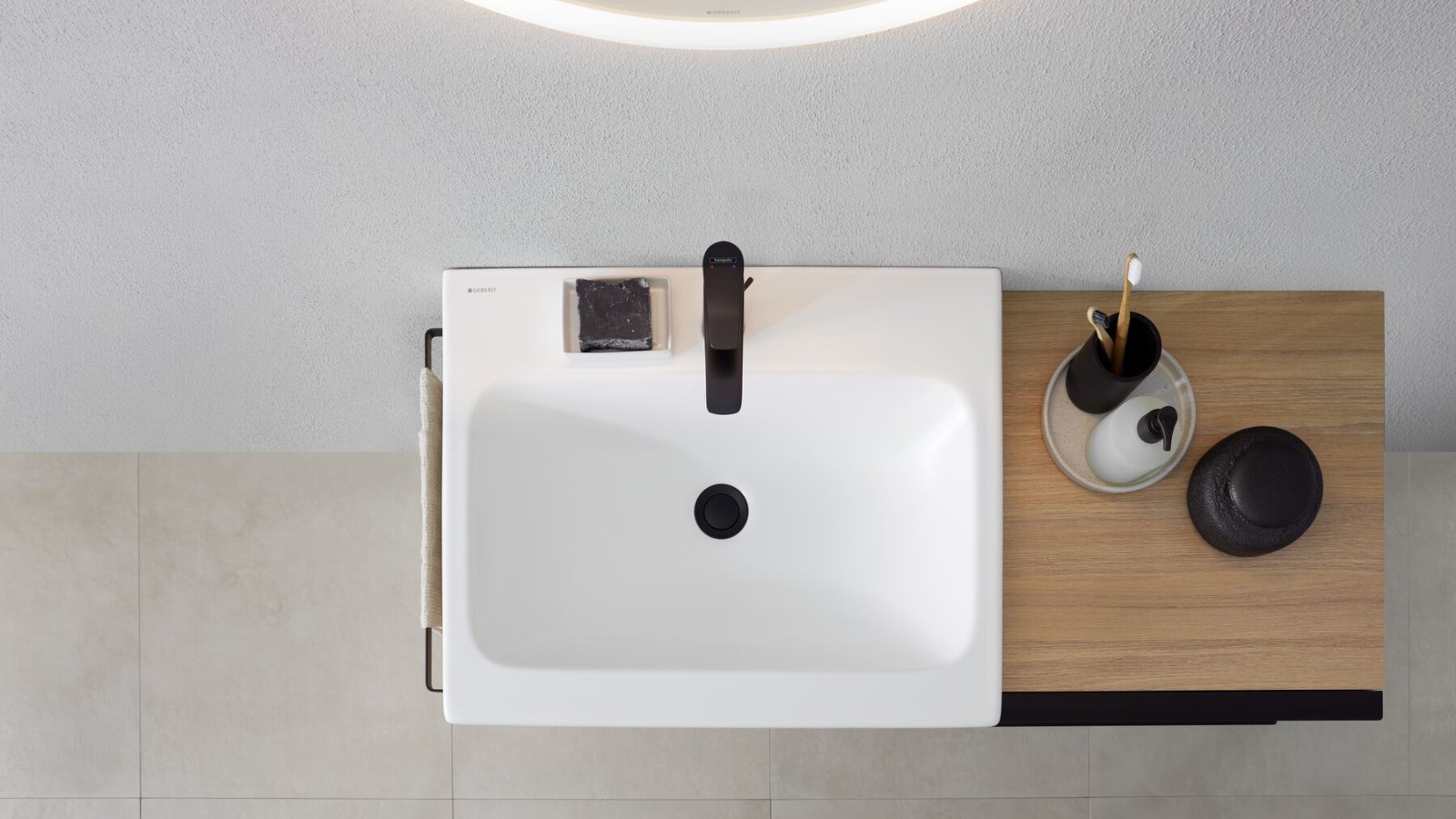 Tammepuu tekstuuriga vannitoaseeria Geberit iCon Tammepuu tekstuuriga vannitoaseeria Geberit iCon