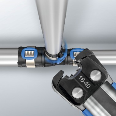 Geberit FlowFit pressimissüsteemi on tänu pööratavale pressimisvõrule lihtne kasutada isegi kõige keerulisemates asendites. Geberit FlowFit pressimissüsteemi on tänu pööratavale pressimisvõrule lihtne kasutada isegi kõige keerulisemates asendites.