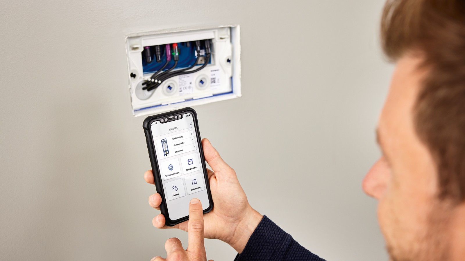 Setting up the Geberit HS30 hygiene flush unit in the concealed cistern via the Geberit Control app.