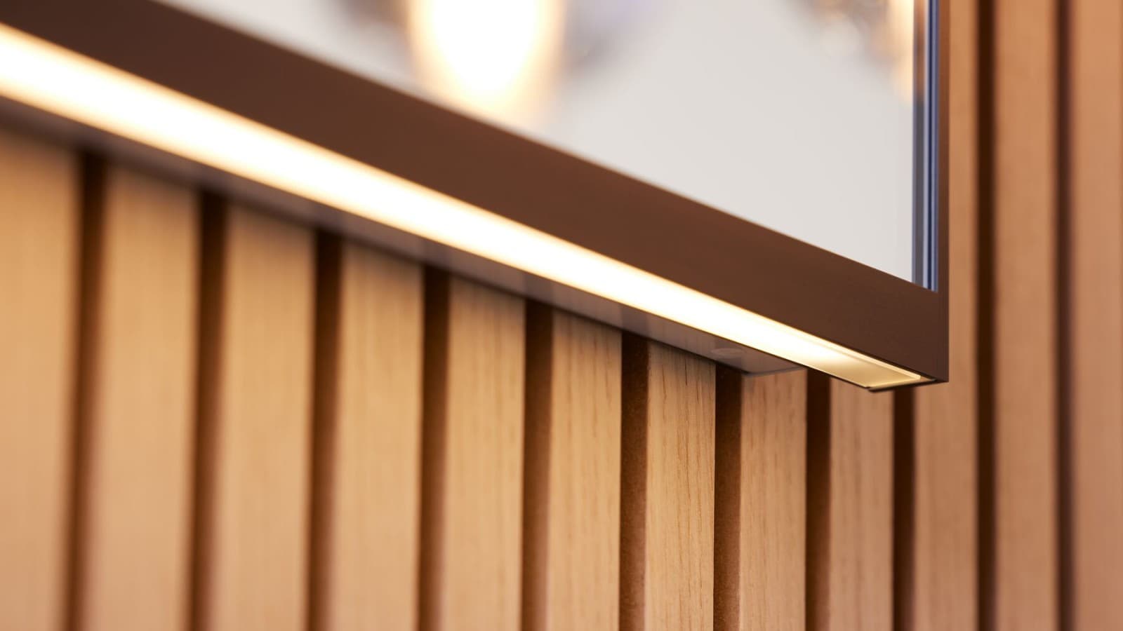 Geberit Option Plus 135 cm must matt kaudse valgusribaga (© Geberit) Geberit Option Plus 135 cm must matt kaudse valgusribaga (© Geberit)