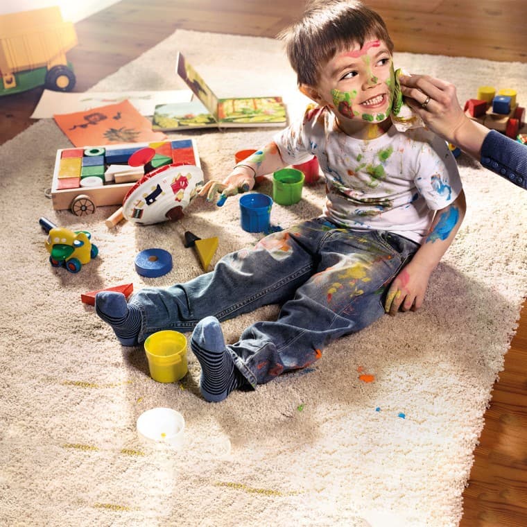 Värviga kaetud laps Värviga kaetud laps