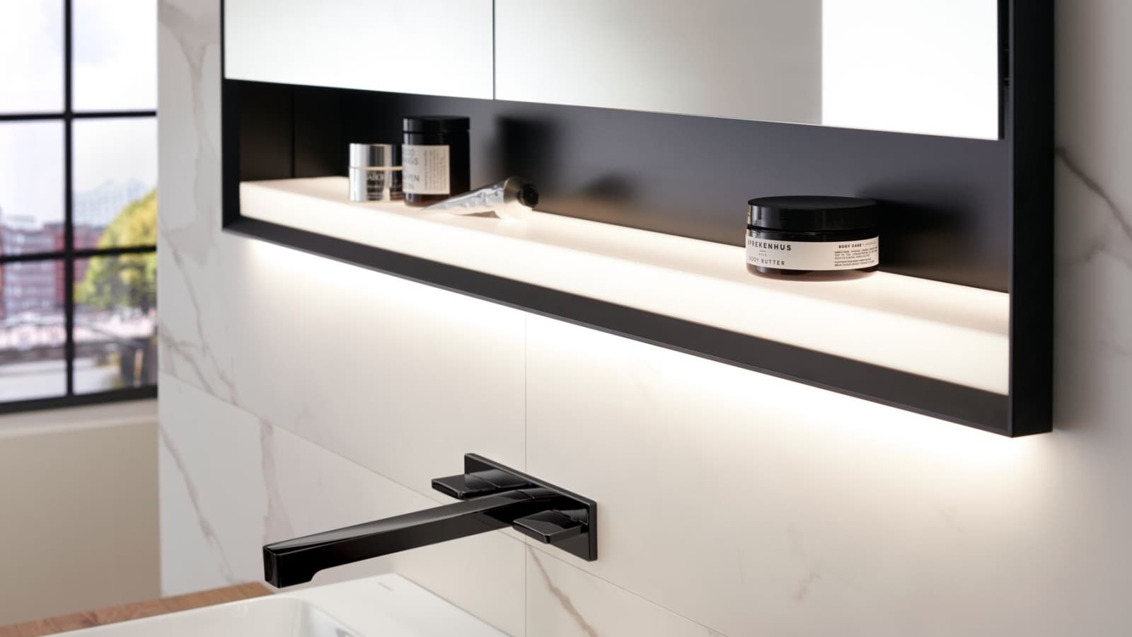 Geberit ONE peegelkappi saab paigaldada seinale Geberit ONE peegelkappi saab paigaldada seinale