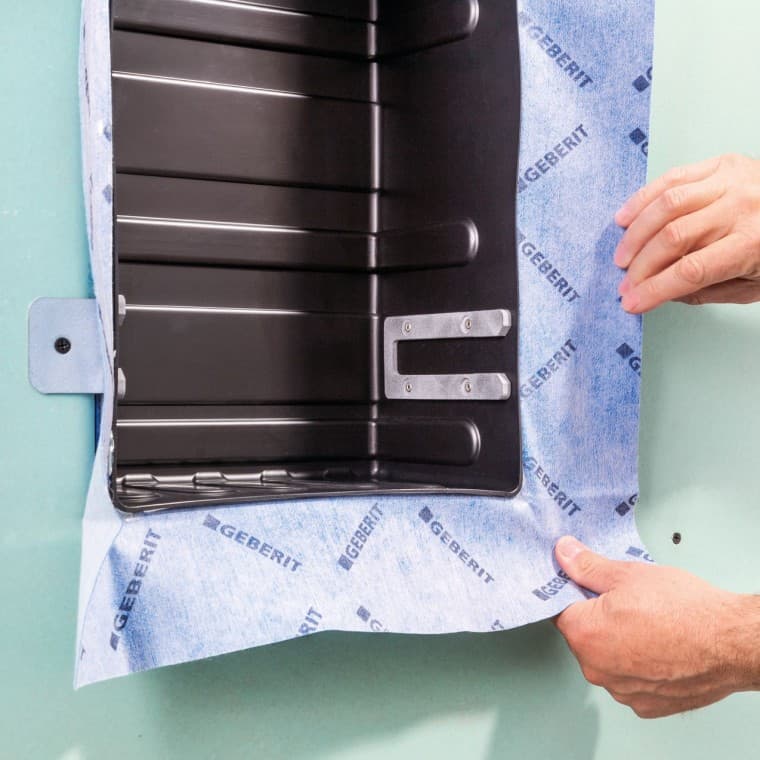 Paigalduskomplekt, mis on varustatud eelnevalt paigaldatud tihendifooliumiga, muudab hoiukarbi paigaldussüsteemi lahutamatuks osaks Paigalduskomplekt, mis on varustatud eelnevalt paigaldatud tihendifooliumiga, muudab hoiukarbi paigaldussüsteemi lahutamatuks osaks